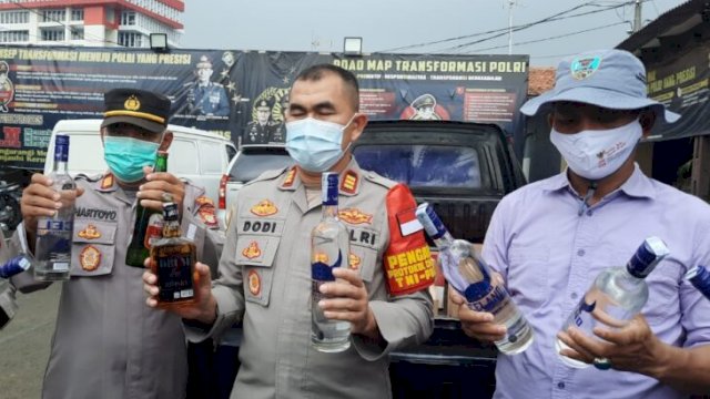 Kapolsek Palmerah Jakarta Barat, AKP Dodi Abdulrohim dan jajarannya berhasil merazia miras ilegal sebanyak 500 botol, Kamis (17/03/2022). (Istimewa)