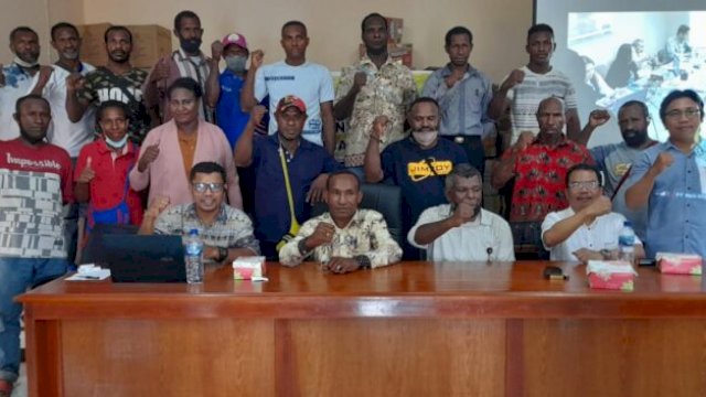 Direktur BUMD Malind Kanamin, Direktrur PT. Sinar Nusantara bersama para Kelompok Tani OAP di Distrik Merauke. (Foto.Hendrik/republiknews.co.id)