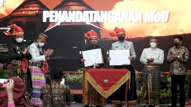 Mentan RI Syahrul Yasin Limpo bersama Bupati Gowa Adnan Purichta Ichsan saat melakukan penandatanganan kerjasama dalam program pertanian, Jumat (18/03/2022). (Ist)