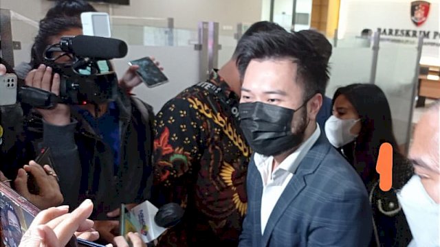 Rudy Salim saat Selesai Diperiksa Selama 6 Jam terkait Indra Kenz di Bareskrim Polri, Jumat (18/3/2022) (Foto: Wahyu Widodo/republiknews.co.id).