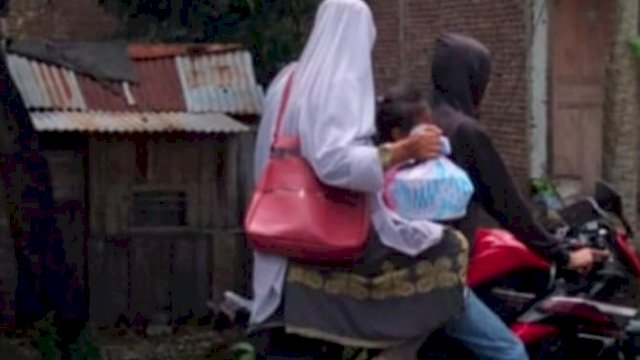Penampakan Rizky (20) pria yang membawa uang lamaran kerumah calon istrinya ditahan di Poslantas Galesong Utara sambil membonceng ibu dan adiknya tanpa menggunakan helm, Kamis (17/03/2022).