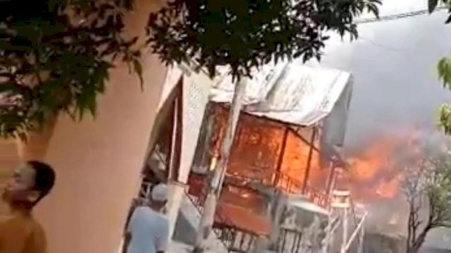 Rumah warga terbakar di Desa Tanammawang, Kecamatan Tontoramba, Jeneponto, Sulawesi Selatan, Jumat (18/03/2022). (Foto: Andi Nurul Gaffar/Republiknews.co.id)