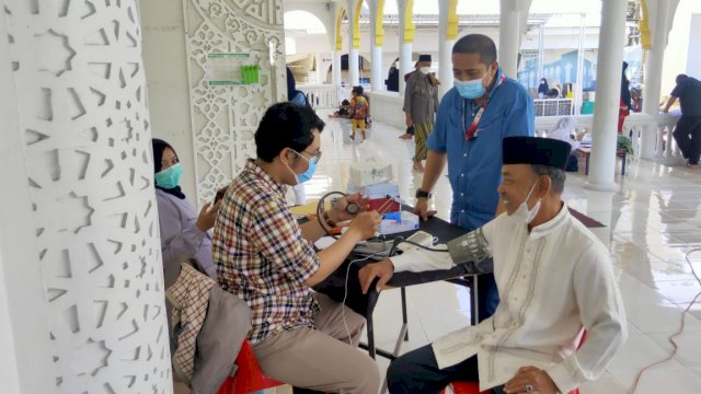 Petugas PMI Kota Makassar menggelar Donor Darah di salah satu Masjid di Kota Makassar, Jumat (18/03/2022). (Foto: Aswar/Staf PMI Kota Makassar)