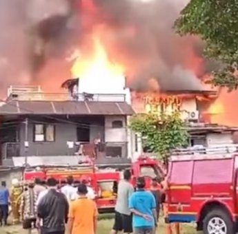 Kebakaran Landa Sebuah Bangunan Kawasan Pemukiman Padat Penduduk di Jakarta Selatan