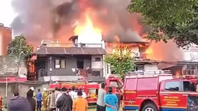 Satu rumah dilalap api di Jl Cempaka, Jakarta Selatan, Sabtu (19/03/2022). (Sc. Instagram @jktinfo)