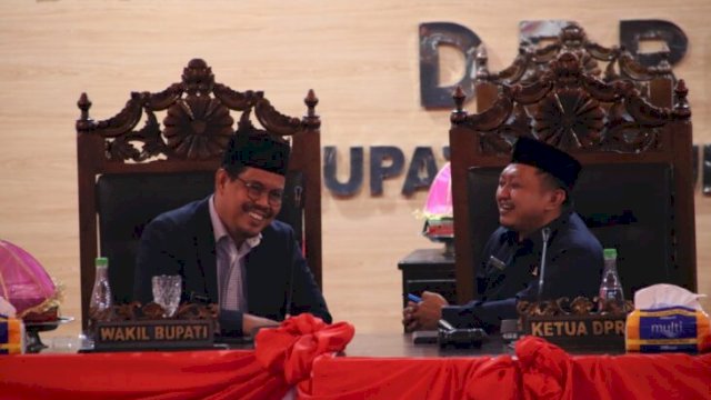 BERCENGKRAMA. Wakil Bupati Bulukumba, Andi Edy Manaf (kiri) dengan Ketua DPRD Bulukumba, H Rijal dalam rapat paripurna penetapan Pokir 2023 di Gedung Paripurna DPRD Bulukumba, Jumat (18/03/2022) malam.