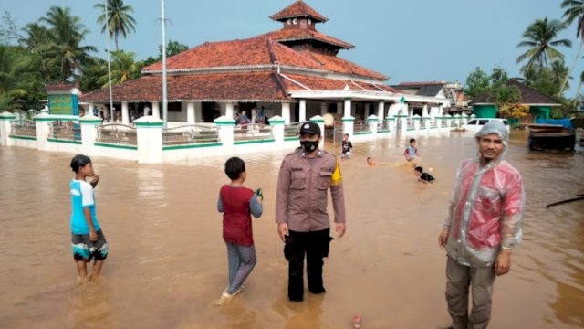 Kondisi banjir di Kabupaten Pandeglang yang disebabkan pendangkalan sungai dan intensitas hujan yang tinggi, Sabtu (19/3/2022). (Foto: Istimewa)