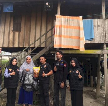 Gelar Aksi Sosial, Garda Pemuda NasDem Sidrap Bagi-bagi Minyak Goreng di Desa Tonrong Rijang