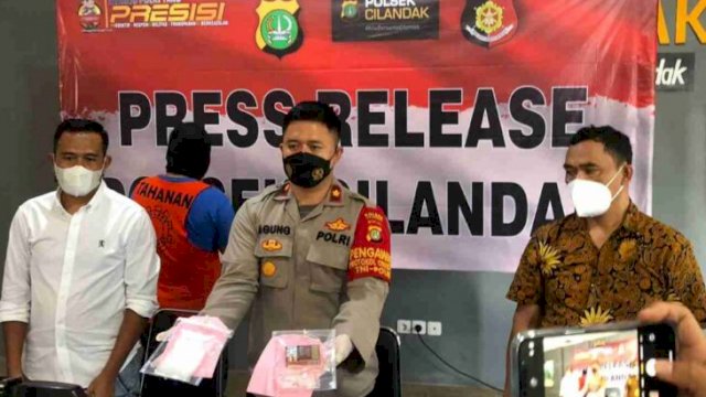 Kapolsek Cilandak Kompol Agung Permana, saat menggelar Konferensi Pers mengungkapan kasus Narkoba, Jumat (18/03/2022). (Istimewa)