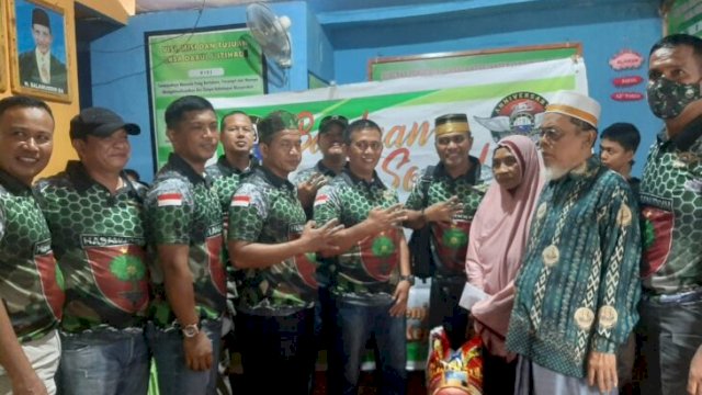 Penyerahan Bansos Bintara PK 97 Catur Perkasa ke salah satu pantai asuhan di Bulukumba, Sabtu (19/03/2022). (Ist)