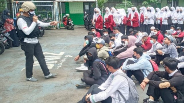 Kanit Reskrim Polsek Palmerah AKP Parman Goeltom, saat memberikan edukasi kepada Siswa di SMK Muhammadiyah, Jalan Anggrek Neli Murni Palmerah Jakarta barat, Jumat (18/03/2022). (Istimewa)