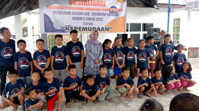 Anggota DPRD Kabupaten Sidrap Kartini Bekka, saat menggelar Sosialisasi Peraturan Daerah tentang Kepemudaan, di Desa Kampale, Kecamatan Dua Pitue, Jumat (18/03/2022). (Istimewa)