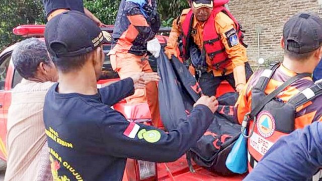 Basarnas mengevakuasi korban tenggelam di Sungai Ciujung, Kabupaten Serang, Provinsi Banten, Sabtu (19/03/2022). (Istimewa)