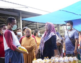 Pantau Bahan Pokok Pasar Tradisional di Bone, Gubernur Sulsel Ajak Warga Dukung Ekonomi Kecil