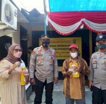 Polsek Tamalatea Jeneponto Bagikan Minyak Goreng ke Warga yang Ikut Vaksinasi