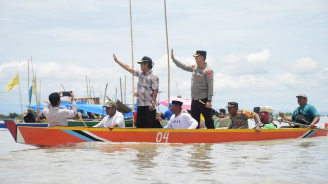 Bupati Soppeng, Andi Kaswadi Razak saat menghadiri Pesta Adat Maccera Tappareng dan lomba perahu dayung di Tappareng Anitue, Kecamatan Marioriawa, Soppeng, Minggu (20/3/2022). (Foto: Istimewa)