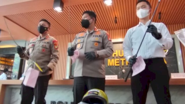 Barang Bukti sejumlah sajam diamankan Polres Tangerang Selatan dalam aksi tawuran yang menewaskan seorang Pelajar, Senin (21/03/2022). (Foto. Wahyu Widodo/Republiknews.co.id)