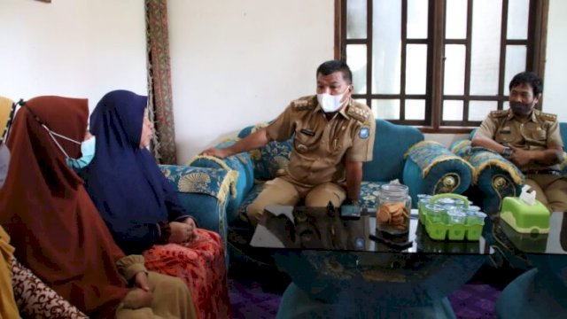 Bupati Bulukumba Muchtar Ali Yusuf saat berbincang dengan keluarga Aminuddin, warga yang meninggal saat urus KTP di Kantor Disdukcapil, Senin (21/03/2022).