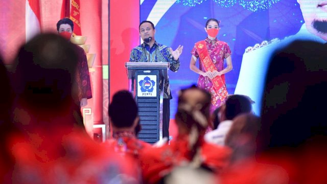 Gubernur Sulawesi Selatan Andi Sudirman Sulaiman, memberikan sambutan saat Musyawarah Nasional (Munas) Paguyuban Sosial Marga Tionghoa Indonesia (PSMTI) VII yang digelar di Hotel Claro Makassar, Senin (21/03/2022). (Istimewa)