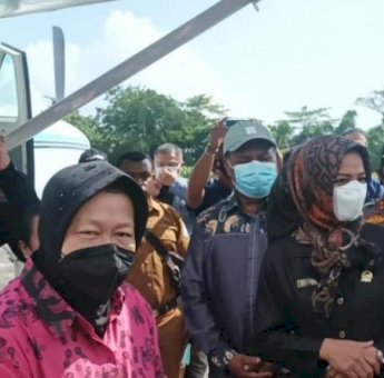 Mensos Tri Rismaharini Bagi-Bagi Bansos di Papua, Nilainya Hingga Miliaran