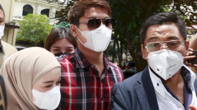 Rizky Billar dan Lesti Kejora Mendatangi Bareskrim Polri, Selasa (22/3/2022). (Istimewa)