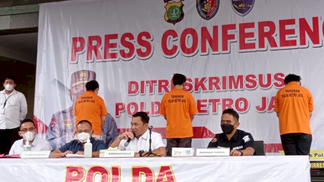 Empat orang pelaku trading Fahrenheit sudah ditangkap, 1 orang tidak dihadirkan karena masih dalam penyelidikan Polda Metro Jaya selasa (22/3/2022). (Foto : Wahyu Widodo/republiknews.co.id).