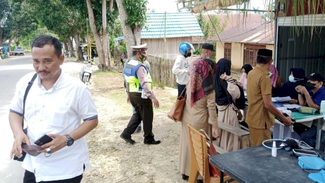 Petugas Kepolisian Polres Muna saat memberikan masukan Masyarakat yang akan mengikuti vaksinasi, Senin (21/03/2022). (Foto: Rustam/Republiknews.co.id)
