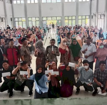 Syaharuddin Alrif Salurkan Beasiswa KIP Kuliah untuk Mahasiswa UMS Sidrap