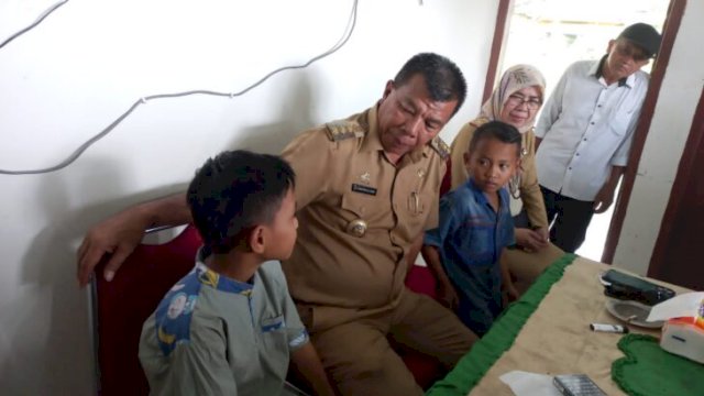 Bupati Bulukumba Muchtar Ali Yusuf bersama dua anak yang dideportasi. (Istimewa)