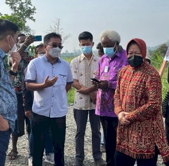 Mensos Risma Serahkan Bantuan Kapal, Mobil dan Motor Listrik di Jayapura