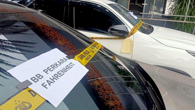 Salah Satu Barang Bukti Fahrenheit, Mobil Lexus dan Fortuner diamankan di Ditkrimsus Polda Metro Jaya. (Foto: Wahyu Widodo/Republiknews.co.id)