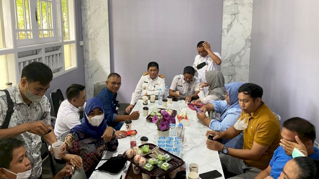 Coffee morning yang digelar oleh Bidang Humas dan Komunikasi Publik Dinas Komunikasi, Informatika, Statistik dan Persandian Sulsel, mengadirkan Kepala Biro Umum Pemprov Sulsel Andi Eka Saputra, bersama wartawan, Rabu (23/03/2022) di Press Room Pemprov Sulsel. (Istimewa)