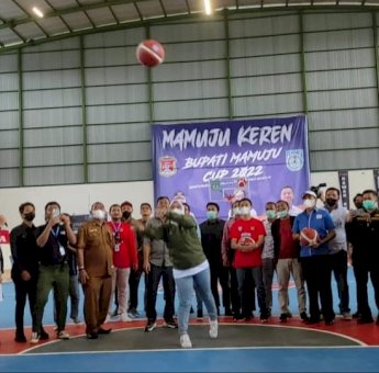 Pertandingan Basket Bupati Mamuju Cup I Resmi Bergulir