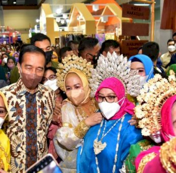 Presiden Jokowi Kunjungi Stand Dekranasda Sulsel di Event Inacraft 2022