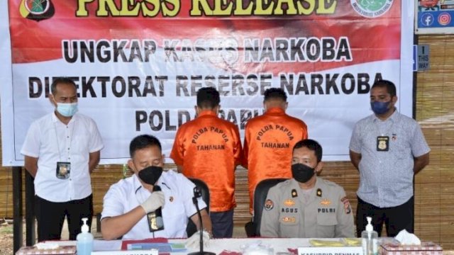 Direktorat Reserse Narkoba Polda Papua menggelar Konferensi Pers terkait kasus sabu-sabu, Rabu (23/03/2022). (Istimewa)