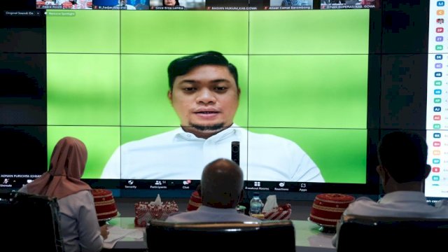 Bupati Gowa Adnan Purichta Ichsan, saat menghadiri High Level Meeting (HLM) Tim Pengendalian Inflasi Daerah (TPID) Kabupaten Gowa secara virtual di Peace Room A'Kio Kantor Bupati Gowa, Rabu (23/03/2022). (Istimewa)