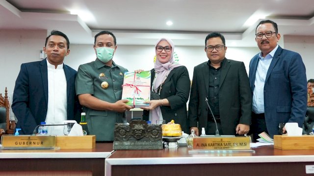 Gubernur Sulawesi Selatan Andi Sudirman Sulaiman, menyerahkan Nota Pengantar LKPJ Tahun Anggaran 2021 dalam Rapat Paripurna DPRD Sulsel, Rabu (23/03/2022). (Istimewa)