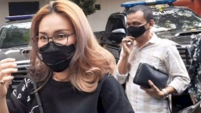 Ayu Ting Ting datangi Ditreskrimum Polda Metro Jaya, Kamis (24/03/2022). (Ist)
