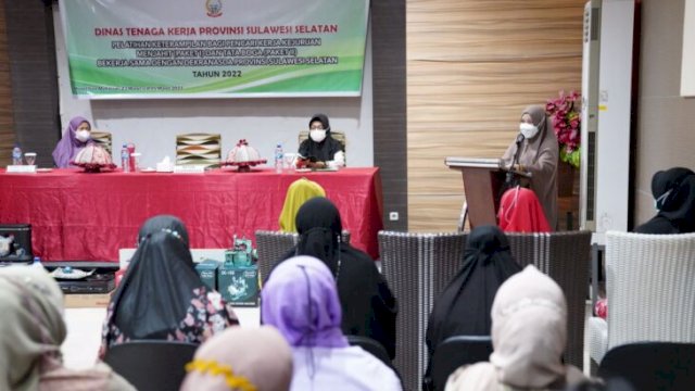 Ketua Dekranasda Sulsel Naoemi Octarina, memberikan sambutan saat Pelatihan keterampilan bagi pencari kerja kejuruan menjahit dan Tata Boga, Rabu (23/03/2022). (Istimewa)