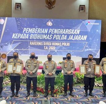 Bid Humas Polda Metro Jaya Raih Penghargaan Follower Medsos Terbanyak