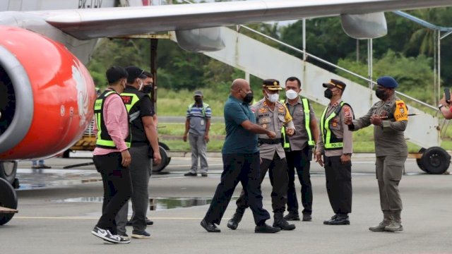 Kapolda Papua Irjen Pol Mathius D. Fakhiri tiba di Bandara Mopah, disambut Kapolres Merauke AKPB Untung Sangaji beserta jajarannya, Kamis (24/03/2022). (Foto: Humas Polres Merauke)