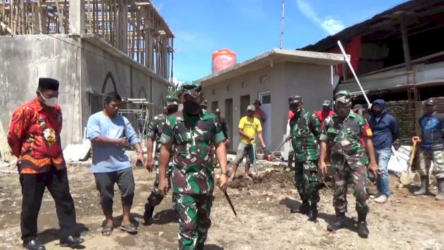 Pangdam XVI Hasanuddin Mayjen TNI Andi Muhammad, mmeninjau pembangunan Masjid didampingi Lurah Benteng Somba Opu dan warga Lingkungan Bontomaranu Kabupaten Gowa, Kamis (24/03/2022). (Foto: Wawan Setiawan/Warga Kabupaten Gowa)
