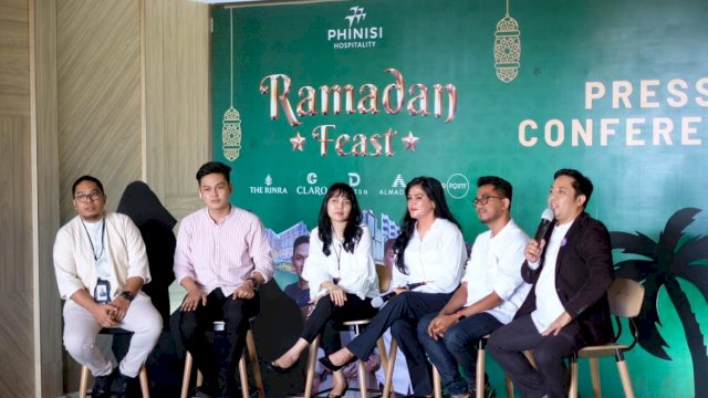 Marcom Manager Hotel The Rinra Makassar Azis Munawir (kanan), saat menyampaikan paket Ramadan yang ditawarkan pihak hotel melalui Prescon , Kamis (24/03/2022). (Istimewa)