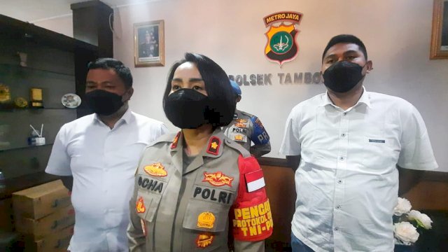 Kapolsek Tambora Kompol Rosana Albertina Labobar saat memberi keterangan Pers, Kamis (24/03/2022). (Istimewa)
