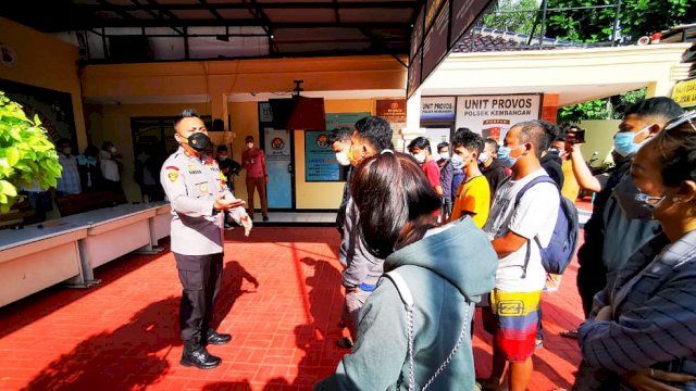 Kapolsek Kembangan Kompol Binsar, memberikan pengarahan kepada 42 remaja yang ditangkap karena balap liar, agar tidak melakukan kegiatan  yang meresahkan masyarakat, Kamis (24/03/2022). (Istimewa)