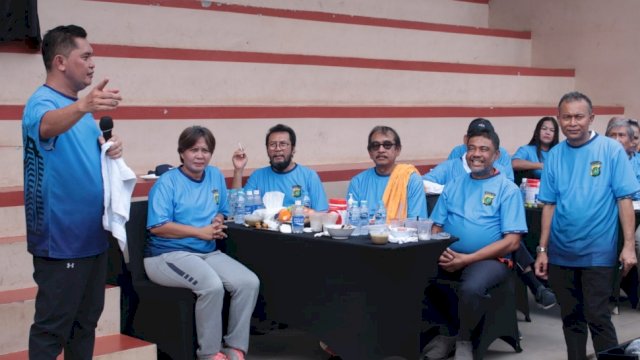 Kapolda Metro Jaya Irjen Pol Mohammad Fadil Imran saat berdiskusi dengan para wartawan dan serikat pekerja usai olahraga bersama, Jumat (25/03/2022). (Ist)