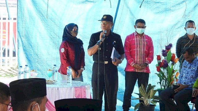 Kepala Dinas Perindustrian dan Perdagangan Kabupaten Buton Tengah,&nbsp;saat membawakan sambutan diperesmian Pasar Rakyat Buton Tengah. (Foto: Arwin)