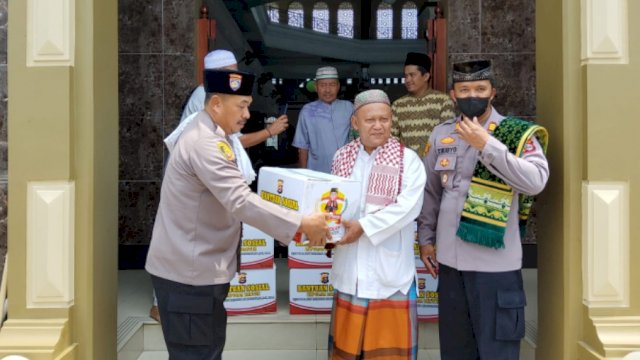 Penyerahan bantuan sembako Polda Banten dalam kegiatan Jumat Barokah, Jumat (25/03/2022). (Ist)