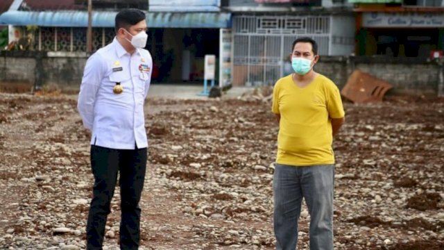 Bupati Gowa Adnan Purichta Ichsan, bersama investor yang akan membangun mini soccer meninjau lokasi di Jalan Basoi Dg Bunga di Kecamatan Somba Opu belum lama ini. (Istimewa)