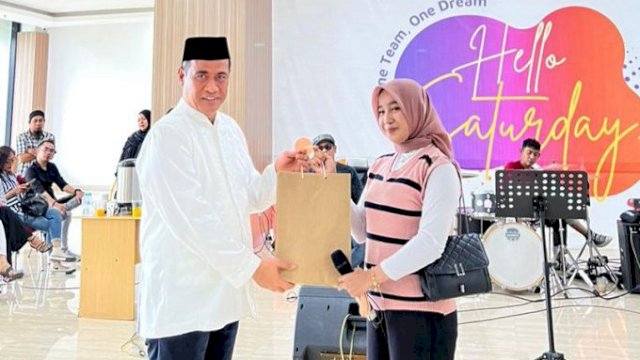 Nur Aini.gadis buruh angkut semen asal Kabupaten Pinrang, saat menemui mantan Menteri Pertanian Andi Amran Sulaiman, Jumat (25/03/2022). (Istimewa)
